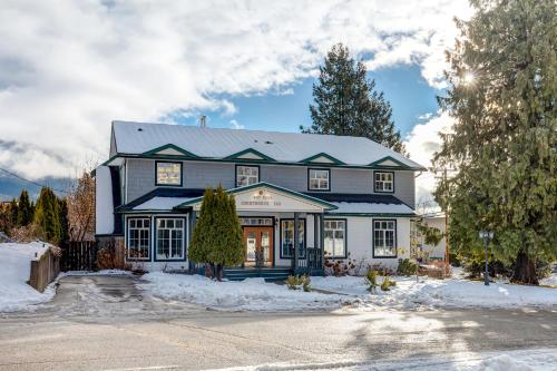 Фотография мини отеля Courthouse Inn Revelstoke