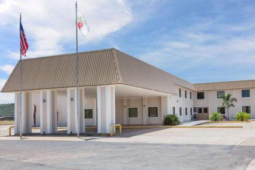 Фотография мотеля Super 8 by Wyndham Buffalo