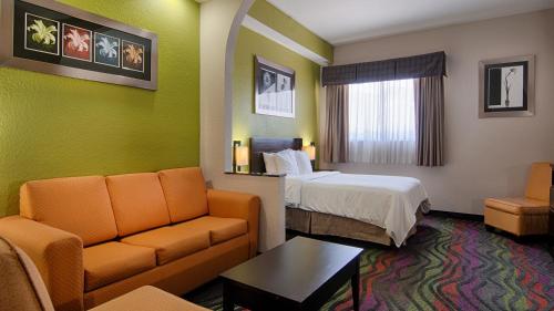 Фотография гостиницы Days Inn & Suites by Wyndham Bonita Springs North Naples