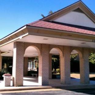 Фотографии мотеля 
            Days Inn & Conf Center by Wyndham Southern Pines Pinehurst