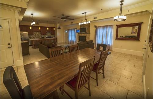 Фотография квартиры Gorgeous 4BR City Condo 5min drive to FQ