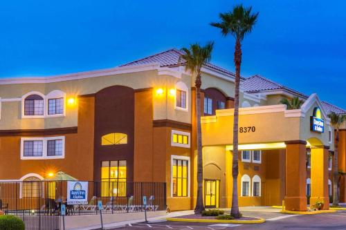 Фотография гостиницы Days Inn & Suites by Wyndham Tucson/Marana