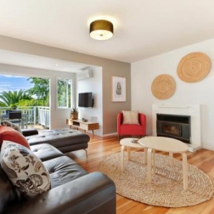 Фотография гостевого дома Eight on Church - near Mudbrick & Cable Bay