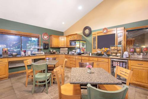 Фотография гостиницы AmericInn by Wyndham Eau Claire