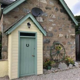 Фотографии гостевого дома 
            Rosemount Bothy - Highland Cottage