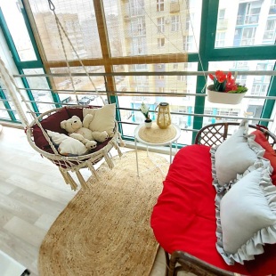 Фотография квартиры Апартаменты Квартира в центре с качелями на веранде рядом с колесом обозрения