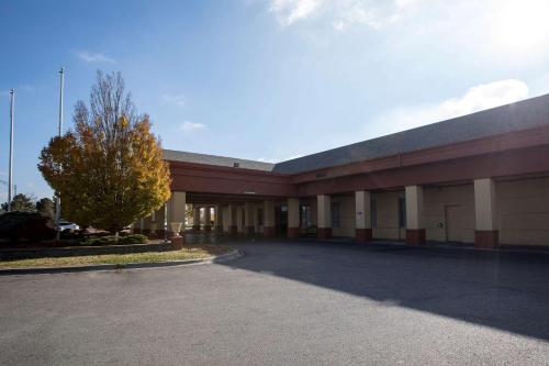 Фотография гостиницы Clarion Hotel Detroit Metro Airport