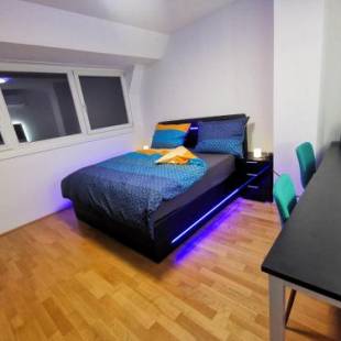 Фотографии мини отеля
Private room connected to metro station and next to City center