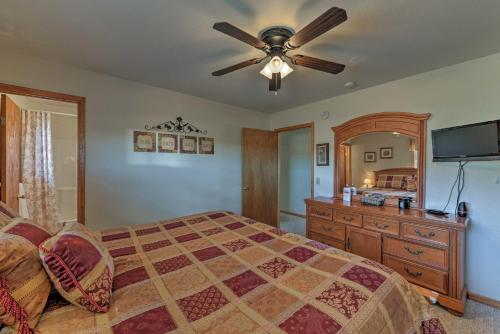 Фотографии гостевого дома
Spacious Buena Vista Home with Fire Pit Near Skiing!