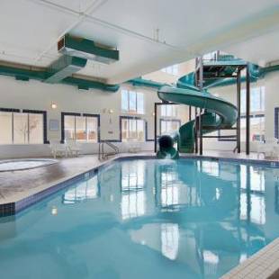 Фотографии гостиницы 
            Super 8 by Wyndham High River AB