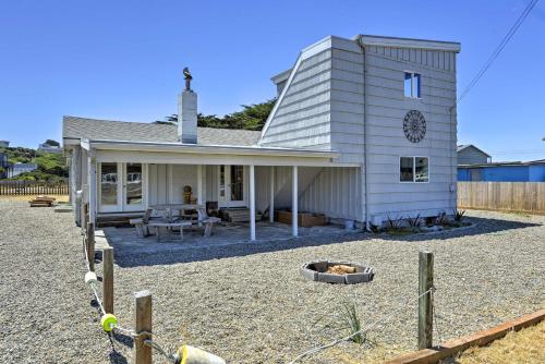 Фотография гостевого дома Bandon Home with Patio, Steps to South Jetty Park