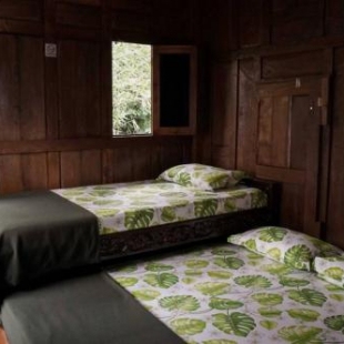 Фотография гостевого дома Rumah Kayu Joglo Yudhistira, tepi sungai, 2BR