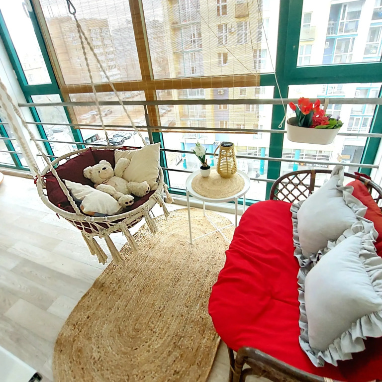 Фотография квартиры Апартаменты Квартира в центре с качелями на веранде рядом с колесом обозрения