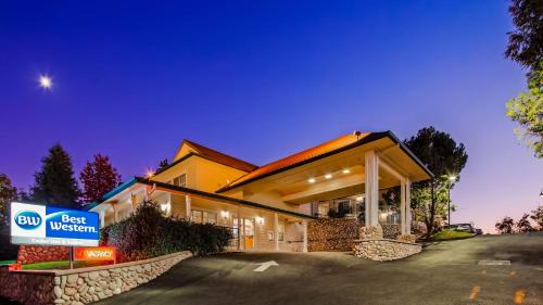 Фотографии гостиницы 
            Best Western Cedar Inn & Suites