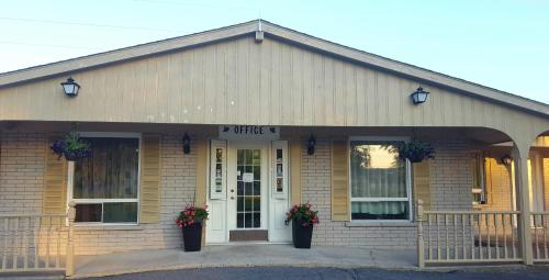 Фотография гостиницы OYO First Canada Hotel Cornwall Hwy 401 ON