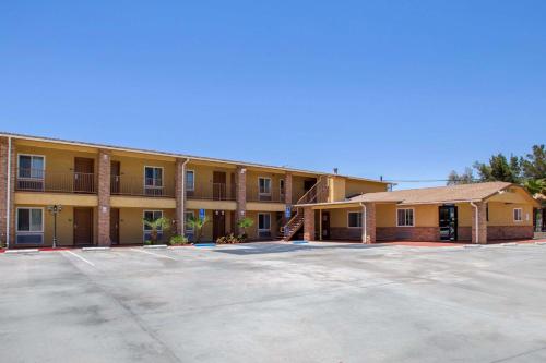 Фотография гостиницы Rodeway Inn Adelanto US 395