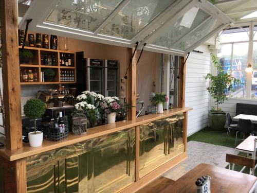 Фотография гостиницы Oscars Hotel and Cafe Bar